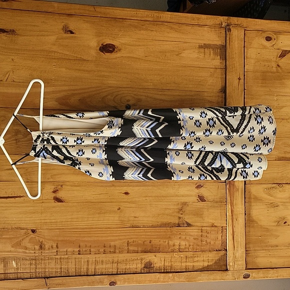 Everly Dress size Small only worn once - Picture 2 of 5